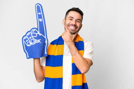 Jeune caucasien fan de sport homme sur fond blanc isolé heureux et souriant