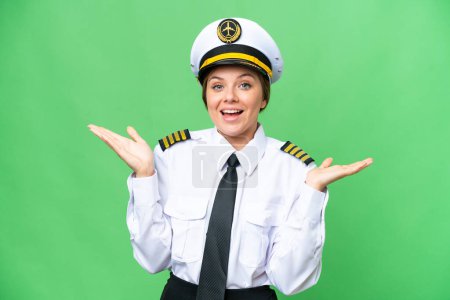 Foto de Avión piloto mujer sobre aislado croma clave fondo con impactada expresión facial - Imagen libre de derechos