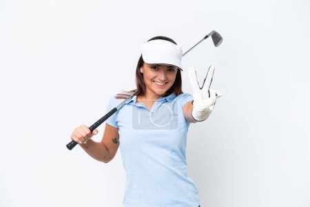 Jeune femme caucasienne jouant au golf isolé sur fond blanc souriant et montrant signe de victoire