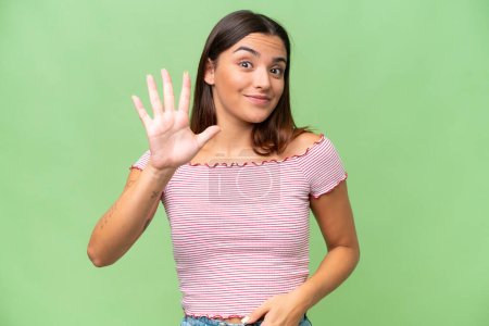 Foto de Young caucasian woman isolated on green chroma background counting five with fingers - Imagen libre de derechos