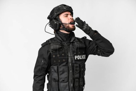 Foto de SWAT sobre fondo blanco aislado bostezando y cubriendo la boca abierta con la mano - Imagen libre de derechos