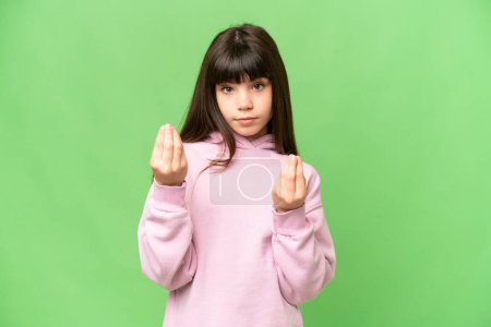 Téléchargez les photos : Petite fille sur fond vert isolé chroma clé faisant geste d'argent, mais est ruiné - en image libre de droit
