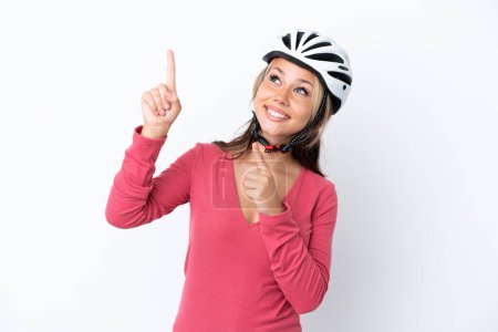 Téléchargez les photos : Jeune femme russe portant un casque de vélo isolé sur fond blanc pointant avec l'index une excellente idée - en image libre de droit