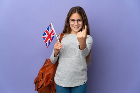 Téléchargez les photos : Enfant tenant un drapeau du Royaume-Uni sur fond isolé faisant geste à venir - en image libre de droit