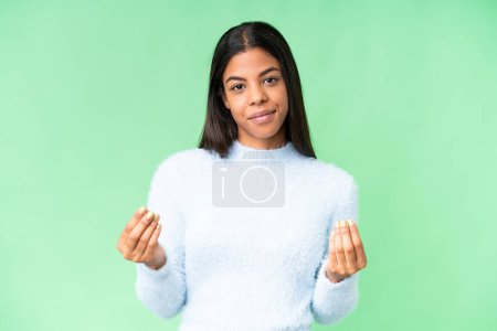 Téléchargez les photos : Jeune femme afro-américaine sur fond isolé chroma clé faire geste d'argent, mais est ruiné - en image libre de droit