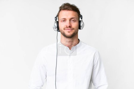 Telemarketer kaukasischer Mann, der mit einem Headset über isoliertem weißem Hintergrund arbeitet, lacht