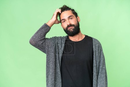 Téléchargez les photos : Jeune homme avec barbe sur fond isolé chromatique clé avec une expression de frustration et de ne pas comprendre - en image libre de droit