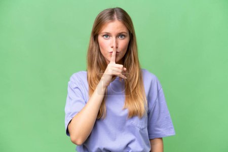 Junge schöne Frau über isoliertem Hintergrund zeigt ein Zeichen des Schweigens Geste legt den Finger in den Mund
