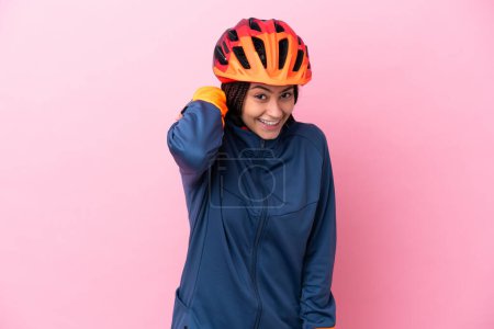 Téléchargez les photos : Adolescent cycliste fille isolé sur rose fond rire - en image libre de droit