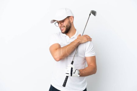 Schöner junger Mann spielt Golf isoliert auf weißem Hintergrund und leidet unter Schmerzen in der Schulter, weil er sich bemüht hat