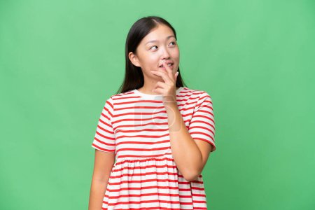Téléchargez les photos : Jeune femme asiatique sur fond isolé avec une expression de frustration et de ne pas comprendre - en image libre de droit