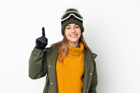 Téléchargez les photos : Skier femme caucasienne avec des lunettes de snowboard isolé sur fond blanc pointant vers le haut d'une excellente idée - en image libre de droit