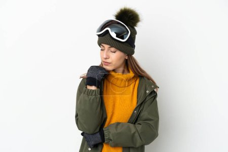 Foto de Esquiador mujer caucásica con gafas de snowboard aisladas sobre fondo blanco teniendo dudas - Imagen libre de derechos