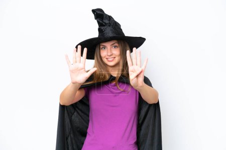 Foto de Joven disfraz de mujer caucásica como bruja aislada sobre fondo blanco contando nueve con los dedos - Imagen libre de derechos
