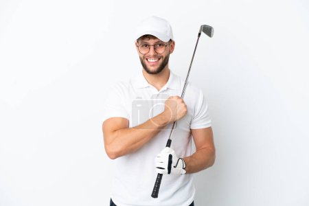 Téléchargez les photos : Beau jeune homme jouant au golf isolé sur fond blanc célébrant une victoire - en image libre de droit