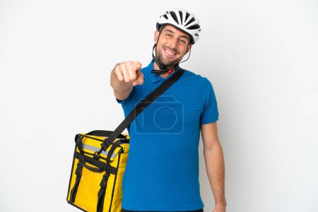 Téléchargez les photos : Jeune homme caucasien avec sac à dos thermique isolé sur fond blanc pointant devant avec expression heureuse - en image libre de droit