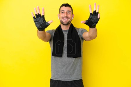 Téléchargez les photos : Jeune homme caucasien sportif isolé sur fond jaune comptant neuf avec les doigts - en image libre de droit