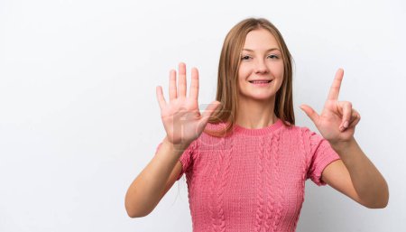 Téléchargez les photos : Jeune femme russe isolée sur fond blanc comptant sept avec les doigts - en image libre de droit