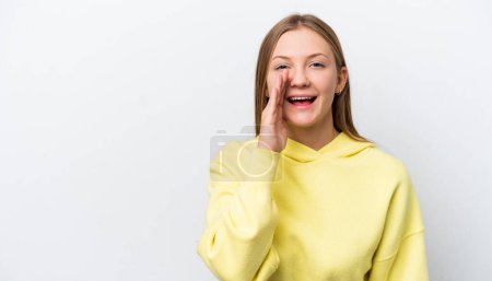 Foto de Joven rusa aislada sobre fondo blanco gritando con la boca abierta - Imagen libre de derechos