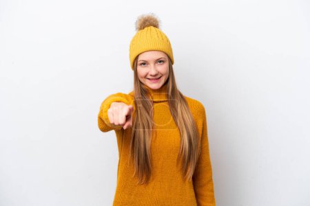 Téléchargez les photos : Jeune femme caucasienne portant une veste d'hiver isolée sur fond blanc pointe du doigt vers vous avec une expression confiante - en image libre de droit