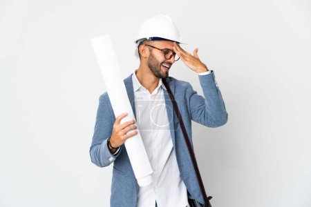 Téléchargez les photos : Jeune architecte homme avec casque et tenant des plans isolés sur fond blanc a réalisé quelque chose et l'intention de la solution - en image libre de droit