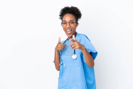 Foto de Joven cirujana afroamericana doctora aislada sobre fondo blanco señalando hacia el frente y sonriendo - Imagen libre de derechos