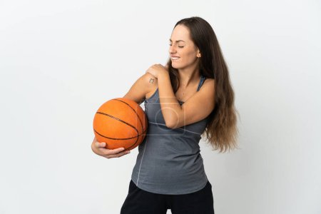 Téléchargez les photos : Jeune femme jouant au basket sur fond blanc isolé souffrant de douleur à l'épaule pour avoir fait un effort - en image libre de droit