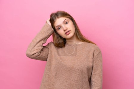 Téléchargez les photos : Adolescente fille russe isolé sur fond rose avec une expression de frustration et de ne pas comprendre - en image libre de droit