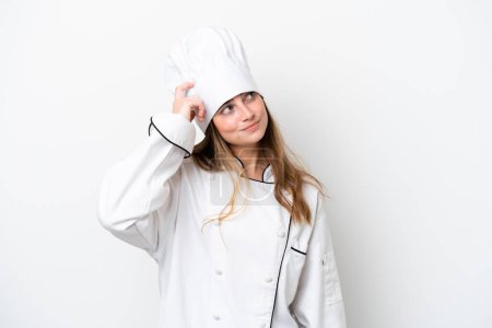 Foto de Joven chef mujer caucásica aislada sobre fondo blanco que tiene dudas y con expresión de cara confusa - Imagen libre de derechos