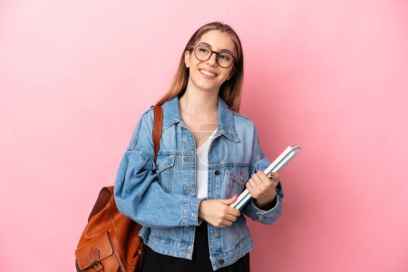 Téléchargez les photos : Jeune étudiante caucasienne isolée sur fond rose penser une idée tout en levant les yeux - en image libre de droit