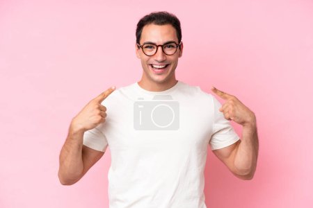Foto de Joven hombre caucásico aislado sobre fondo rosa dando un gesto pulgar hacia arriba - Imagen libre de derechos