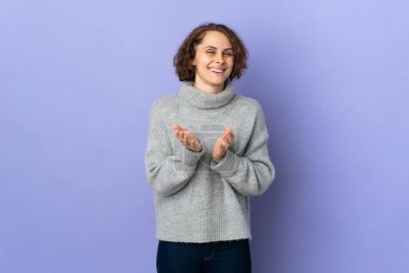 Téléchargez les photos : Jeune Anglaise isolée sur fond violet applaudissant après présentation dans une conférence - en image libre de droit