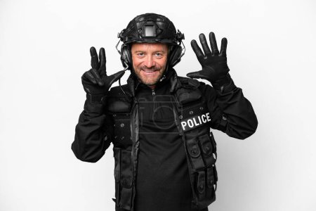Foto de Hombre SWAT de mediana edad aislado sobre fondo blanco contando ocho con los dedos - Imagen libre de derechos