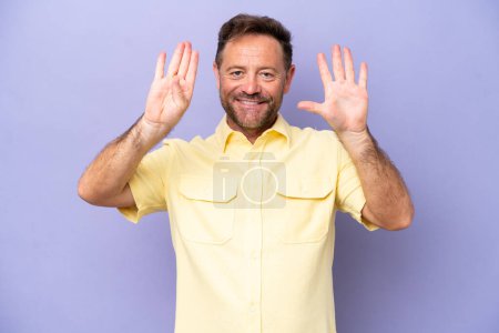 Foto de Hombre caucásico de mediana edad aislado sobre fondo púrpura contando nueve con dedos - Imagen libre de derechos
