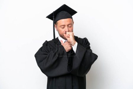 Foto de Hombre graduado universitario de mediana edad aislado en fondo blanco está sufriendo de tos y sentirse mal - Imagen libre de derechos
