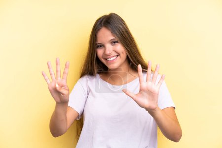 Téléchargez les photos : Jeune femme caucasienne isolée sur fond jaune comptant neuf avec les doigts - en image libre de droit