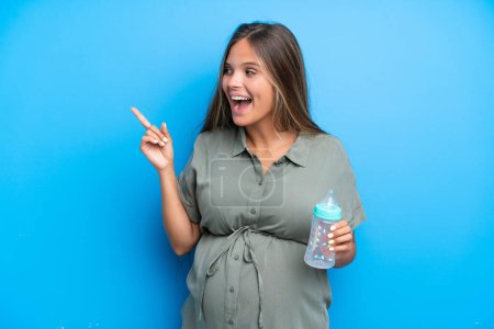 Photo for Pregnant woman on blue background intending to realizes the solution while lifting a finger up - Royalty Free Image