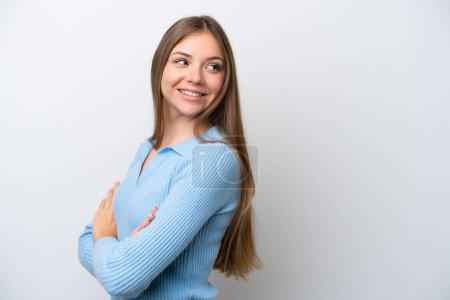 Téléchargez les photos : Jeune Lituanienne isolée sur fond blanc avec les bras croisés et heureux - en image libre de droit