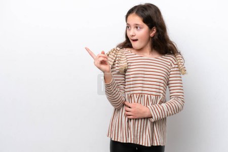 Téléchargez les photos : Petite fille isolée sur fond blanc dans l'intention de réaliser la solution tout en levant le doigt - en image libre de droit