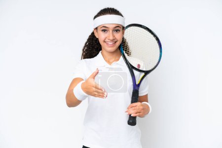 Téléchargez les photos : Jeune joueuse de tennis femme isolée sur fond blanc serrant la main pour conclure une bonne affaire - en image libre de droit