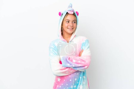 Foto de Niña con pijama de unicornio aislado sobre fondo blanco feliz y sonriente - Imagen libre de derechos