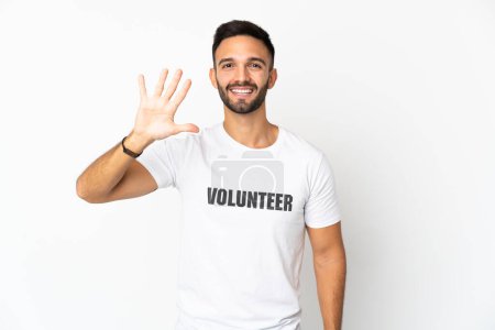 Téléchargez les photos : Jeune homme volontaire caucasien isolé sur fond blanc comptant cinq avec les doigts - en image libre de droit