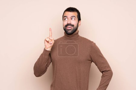 Téléchargez les photos : Homme sur fond isolé penser une idée pointant le doigt vers le haut - en image libre de droit