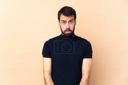 Téléchargez les photos : Blanc bel homme sur fond isolé avec expression triste et déprimée - en image libre de droit