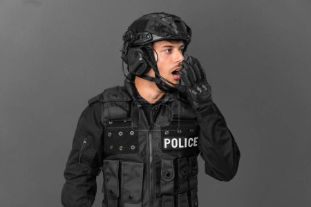 Foto de SWAT hombre caucásico aislado sobre fondo gris bostezando y cubriendo la boca abierta con la mano - Imagen libre de derechos