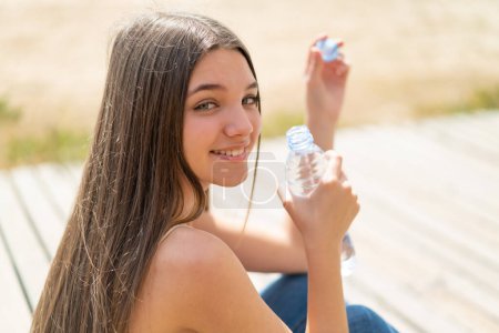 Foto de Adolescente chica con una botella de agua al aire libre - Imagen libre de derechos