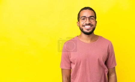 Foto de Joven latino aislado sobre fondo amarillo riendo - Imagen libre de derechos