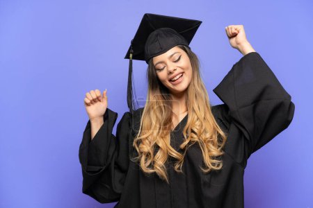 Téléchargez les photos : Jeune diplômée de l'université russe isolée sur fond blanc célébrant une victoire - en image libre de droit