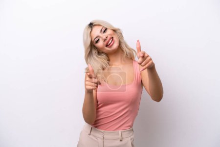 Téléchargez les photos : Jeune femme russe isolée sur fond blanc pointant devant avec une expression heureuse - en image libre de droit