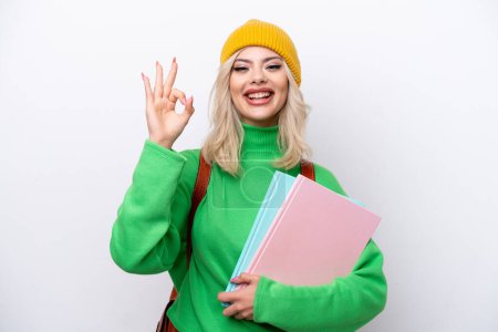 Téléchargez les photos : Jeune étudiante russe isolée sur fond blanc montrant ok signe avec les doigts - en image libre de droit